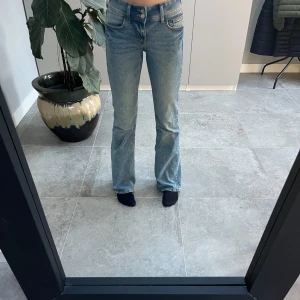 Hm jeans - Säljer dessa super coola och snygga low waist jeansen från hm då de inte kommer till användning längre, använda 2 ggr, här gärna av er vid fler frågor💕