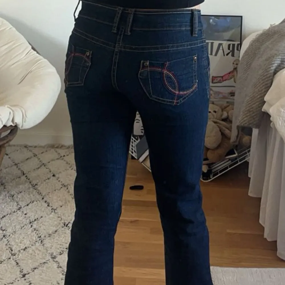 så sjukt snygga lågmidjade jeans!! passar mig perfekt som är 170. Står ingen storlek men skulle säga 34-36. Som nya!🤗💘. Jeans & Byxor.