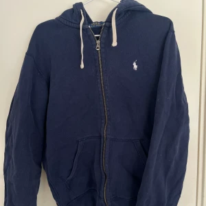 Ralph lauren hoodie - Herr storlek M men sitter snyggt oversize! Har dock ett hål men annars fint skick!! Lite vintage look 
