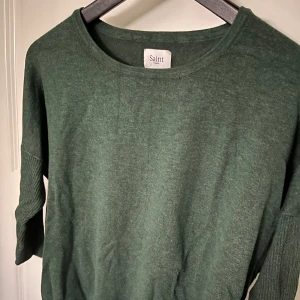 Stickad tröja  - Denna tröja har trekvartsärmar och i bra skick. Köpte denna från sellpy men den kom aldrig till användning. Men den är superskön och i bra skick!