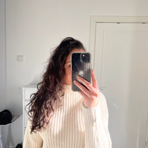 Stickad tröja - Jättemysig stickad tröja från selected femme. Använd ca 2 gånger. Tyvärr har sömmen gått upp i kragen men kan lätt sys. Nypris 600 kr, pm vid frågor. Pris kan diskuteras 💕💕