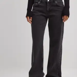 Säljer mina svarta low waisted jeans från NA-KD i storlek 38. Jeansen är helt oanvända och säljs på grund av att de inte passar mig. 