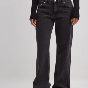 Low waisted jeans NA-KD - Säljer mina svarta low waisted jeans från NA-KD i storlek 38. Jeansen är helt oanvända och säljs på grund av att de inte passar mig. 