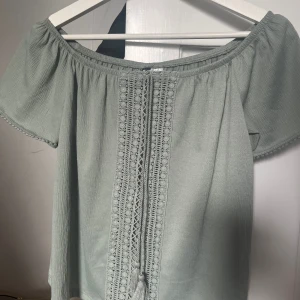 Grön topp - Aldrig använd, köptes för cirka 1 år sen så därför säljer jag den 💕💕