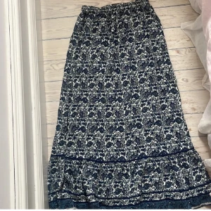 Långkjol Mango - Långkjol från Mango. Väldigt bra skick, inga fläckar eller andra skavanker! Passar på storlek XS-S. Säljer den då den är för kort på mig som är 175. Funkar bäst på dig som är under 170! 