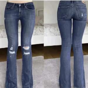 Jättefina lågmidjade jeans från Levis. Vet ej storlek men ungefär xs/s. Kan mäta💕lånade bilder