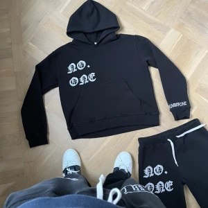 Hoodie sample - Säljer hoodie sample storlek S fits boxy med chenille embroidery 