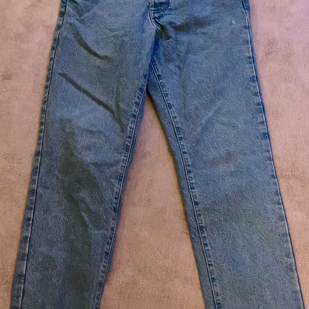 Ljusa jeans, herr, i loose fit modell. Storlek 31-31.. Jeans & Byxor.