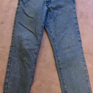 Ljusa jeans, herr, i loose fit modell. Storlek 31-31.