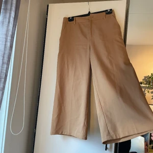 Beige byxor - Beige byxor från nakd. Lite noppriga