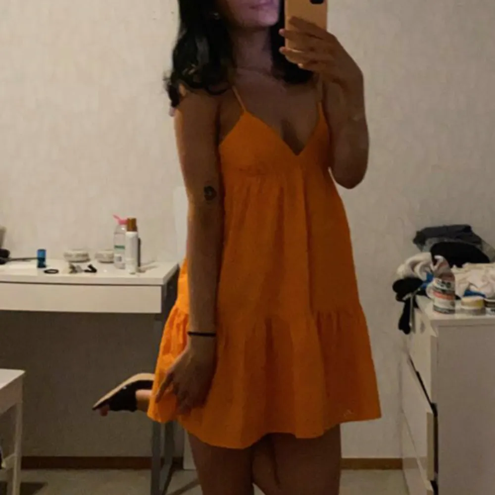Superfin orange klänning från zara. Storlek small, jag är 168 cm som referens. aldrig använd! Köparen står för frakt❤️. Klänningar.