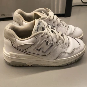 New balance skor 550 - jättesnygga new balence skor som tyvärr inte kommer till användning längre! Skorna går att tvätta mycket mer än vad jag gjort, men har inte orkat. Köpta för 1700kr men säljer för 350kr då det finns defekter vid hälen(skriv för bild). Annars fina!💗