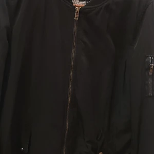 Lång fodrad bomberjacket - Använt skick men ändå bra!  Fodret har blivit grått i tvätten men går säkert att ordna för den som vill. Fler bilder finns!