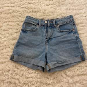 Säljer dessa jeans shorts från hm💗 säljer pågrund av att jag inte gillar hur de sitter på mig💗 De är använda men inget som syns. Ny pris ca 250💗 pris kan diskuteras 💗