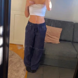 Linnebyxor - Säljer dessa mörkblåa linnebyxor eftersom jag har många och behöver pengar. Skriv vid fler bilder eller frågor