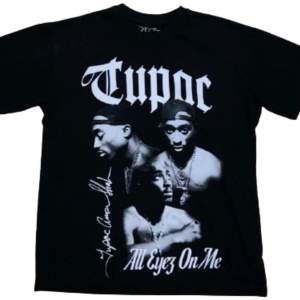 Säljer en fett Svart Tupac t-shirt!!!✅ den är använd 2-3 gånger men är i bra kondition, finns inte överallt, säljs i bra pris👍🏼