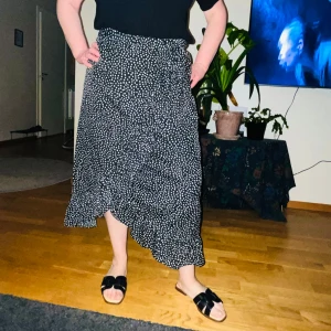 Kjol från Vero Moda - Kjol från Vero Moda Storlek: XL (Jag är M så den passar även för dom i min storlek) Använd 2 gånger   