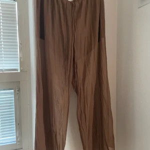 NYA! Tunna genomskinliga byxor strl XL - Helt nya Tunna bruna genomskinliga byxor med shorts undertill Med lapp kvar  Dragsko i midjan Nypris 299kr