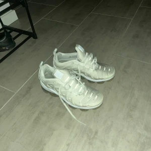 Vapormax+ - Hej, säljer ett par vapormax + vita som inte andävndw längre, har tvättat dem precis så dem är ganska fina. Strl 41. Har bytat snöre på dem då dem riktiga blev slitna.
