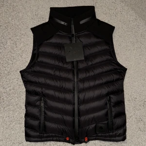 Moose Knuckles väst  - Sprillans ny Moose väst i toppskick. Perfekt inför våren. Gömd luva och ljusterbar rygg. Nypris 4000kr. L men passar M. Dm för mer bilder. Äkta, kvitto finns. Billig vid snabb affär. Nfc Scan fungerar. Tag medföljer. Köpt på therlunds.