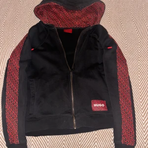 Röd hugo boss kofta  - Inga skador 