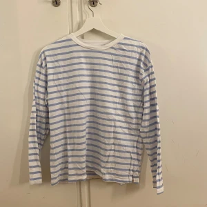 Blårandig tröja  - Jag säljer en blårandig tröja ifrån lager 157, jag har bara använt tröjan ett fåtal gånger. Tröjan är i storlek S. 