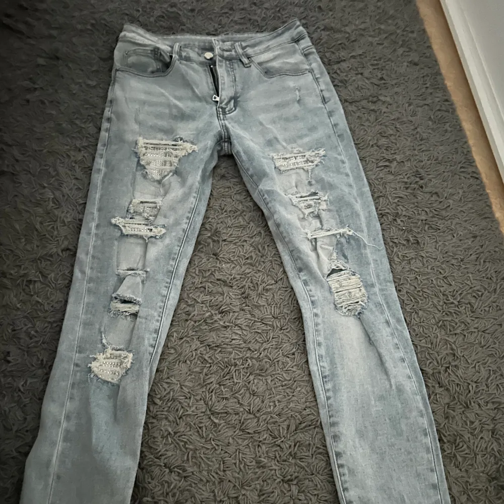 Aldrig använda jätte bra skick passar perfekt till air force och en vit t shirt jag är 175 har storlek S passar perfekt . Jeans & Byxor.