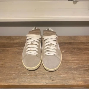 Yves Saint Laurent skor - Tja säljer ett par riktigt unika skor från Yves Saint Laurent! Dem är i otroligt skick (9,5/10) och storleken är 41 men passar 42! Skriv om frågor och funderingar!👌🏽