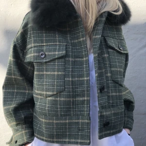 Meotine Green checked jacket - Magiiiisk Meotine jacka i grön med grön päls, rutigt mönster. Så najs att den är speciell! Nypris 2800. Säljer för 990 kr ❤️ superbra skicka kan skicka bilder privat. Helst möts jag bara upp i Stockholm! Kan även posta. 🔥🔥🙏