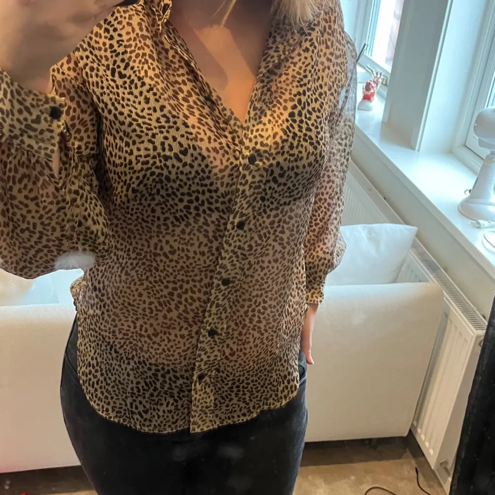 Leopard skjorta i mesh, super fin att ha som den är men även som overshirt men ett linne eller liknande. Toppen skick. Blusar.