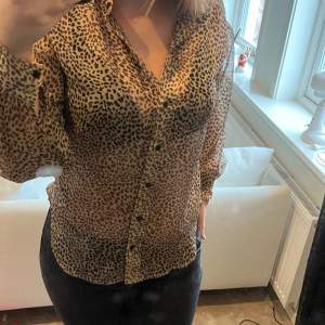 Leopard skjorta i mesh, super fin att ha som den är men även som overshirt men ett linne eller liknande. Toppen skick