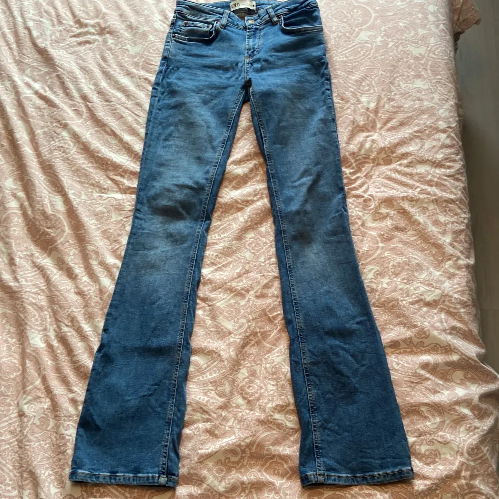 Stretchiga bootcut jeans Jätte fint skick, använt minst 2ggr Mått: runt midjan 72 cm innerbenslängd 81 cm. Jeans & Byxor.