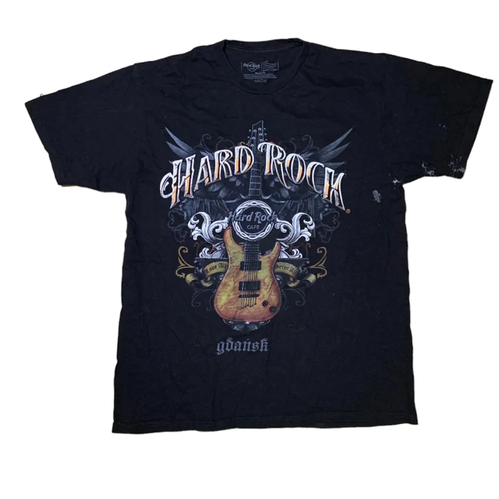 Hard Rock Café T-shirt i storlek L. Är något hårig och ser ut som flagnat tryck på ärmen. Jag på bilden är 180 cm. Mått: axelbredd - 47 cm, längd - 68 cm. Skriv för fler bilder och frågor!. T-shirts.