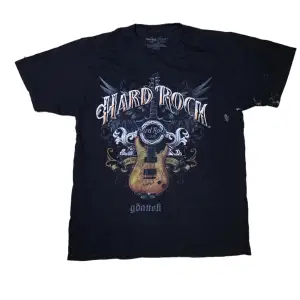 Hard Rock Café T-shirt i storlek L. Är något hårig och ser ut som flagnat tryck på ärmen. Jag på bilden är 180 cm. Mått: axelbredd - 47 cm, längd - 68 cm. Skriv för fler bilder och frågor!