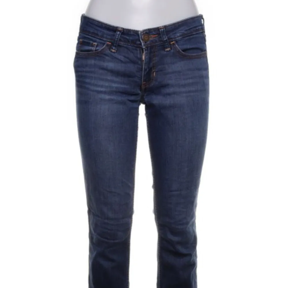 Skit snygga lågmidjade jeans ifrån hollister. Köpta från sellpy och säljer pågrund utav att det var för små. . Jeans & Byxor.
