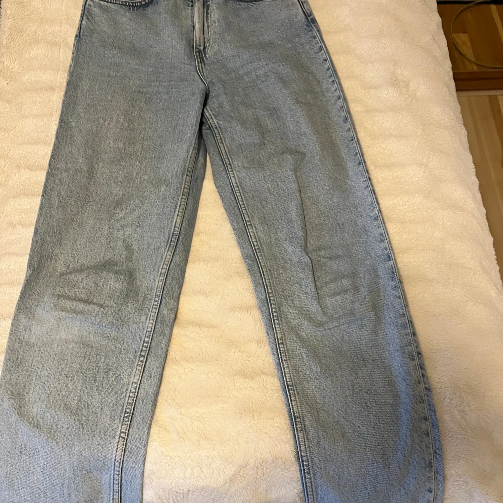 Ljusblå jeans ifrån weekday, fin passform då dom sitter lite tajtare vid lår och rumpa men sedan med raka ben, ankellånga/långa. Fint skick.. Jeans & Byxor.