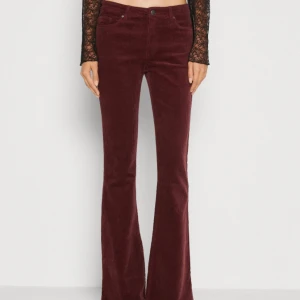 Manchester röda byxor  - Lågmidjade och Manchester tyg. 