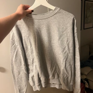 Grå collagetröja - Säljer då jag inte använder den. Fint skick! Storlek S