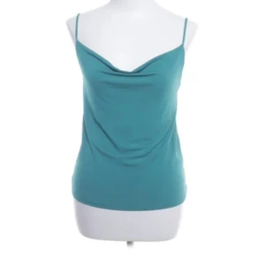 Draperad topp från Gina tricot i strl M - Säljer denna topp från Gina tricot i M. Funkar även som en S. Använd bara 1-2 gånger.  Undrar man över något så är det bara att kontakta mig.