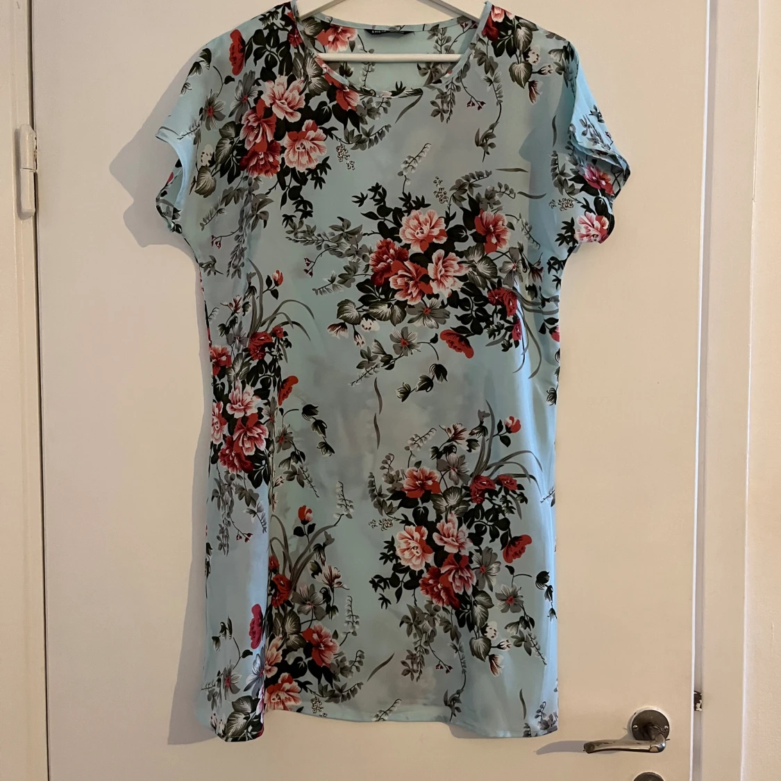 Tunn blommig klänning