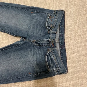 Dr demin jeans  - Favvojeans som blivit för små. Raka jeans.Dom har inga defekter och är i storlek 28/34 men skulle säga w 26-27. 💕💕