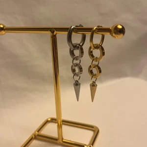 Örhängen  - Finns i guld och silver. Köp för 99kr/st Eller 185kr/ paret. Modell 149 Smyckes ställningen finns även att köpa för 299kr!
