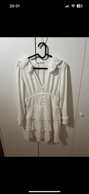 Vit klänning  - Vit klänning från zara i storlek s❤️säljer då den är för liten❤️säljer för  100kr🫶🏻