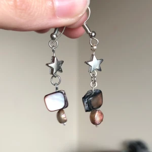 Strjärn-örhängen - Handgjorda örhängen i silverfärgad metal och jätte fina skimrande sötvattenspärlor!★☆★☆ 3 cm långa. Frakt ingår i priset:)