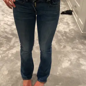 säöjer dessa lpgmidjade jeans som är använda sparsamt ich har inga ”signs” på att dem är använda och inget slitage. Köpta för 1465 och mitt pris är 849kr storlek är 24:30 men passar mig som är 25:32