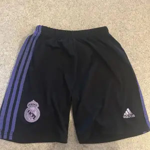 Real Madrid shorts. Använt i några månader, har bra kvalitet. 