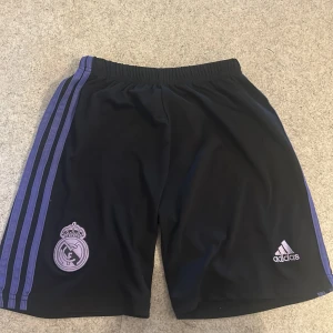 Fotbolls shorts  - Real Madrid shorts. Använt i några månader, har bra kvalitet. 