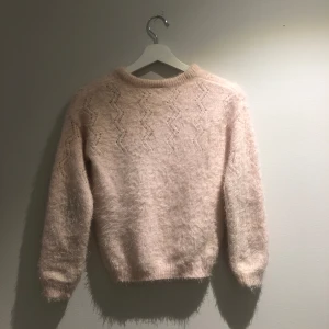 Rosa stickad tröja stlk 11-12år (142-152)) - Super fin tröja som är mjuk o skön, tyvärr är den för liten för mig. Tröjan har en fin passform och passar perfekt för lite kallare väder🤩