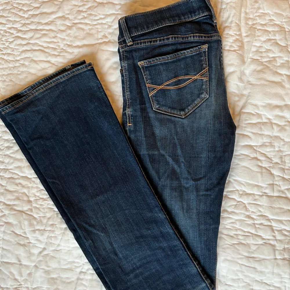 Säljer mina lågmidjade abercrombie jeans. Jag är 167 och dom är mycke bra längd på mig. Skulle säga att storleken är som en xxs 💖. Jeans & Byxor.