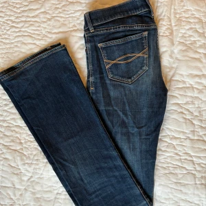 Low waist bootcut jeans - Abercrombie  - Säljer mina lågmidjade abercrombie jeans. Jag är 167 och dom är mycke bra längd på mig. Skulle säga att storleken är som en xxs 💖